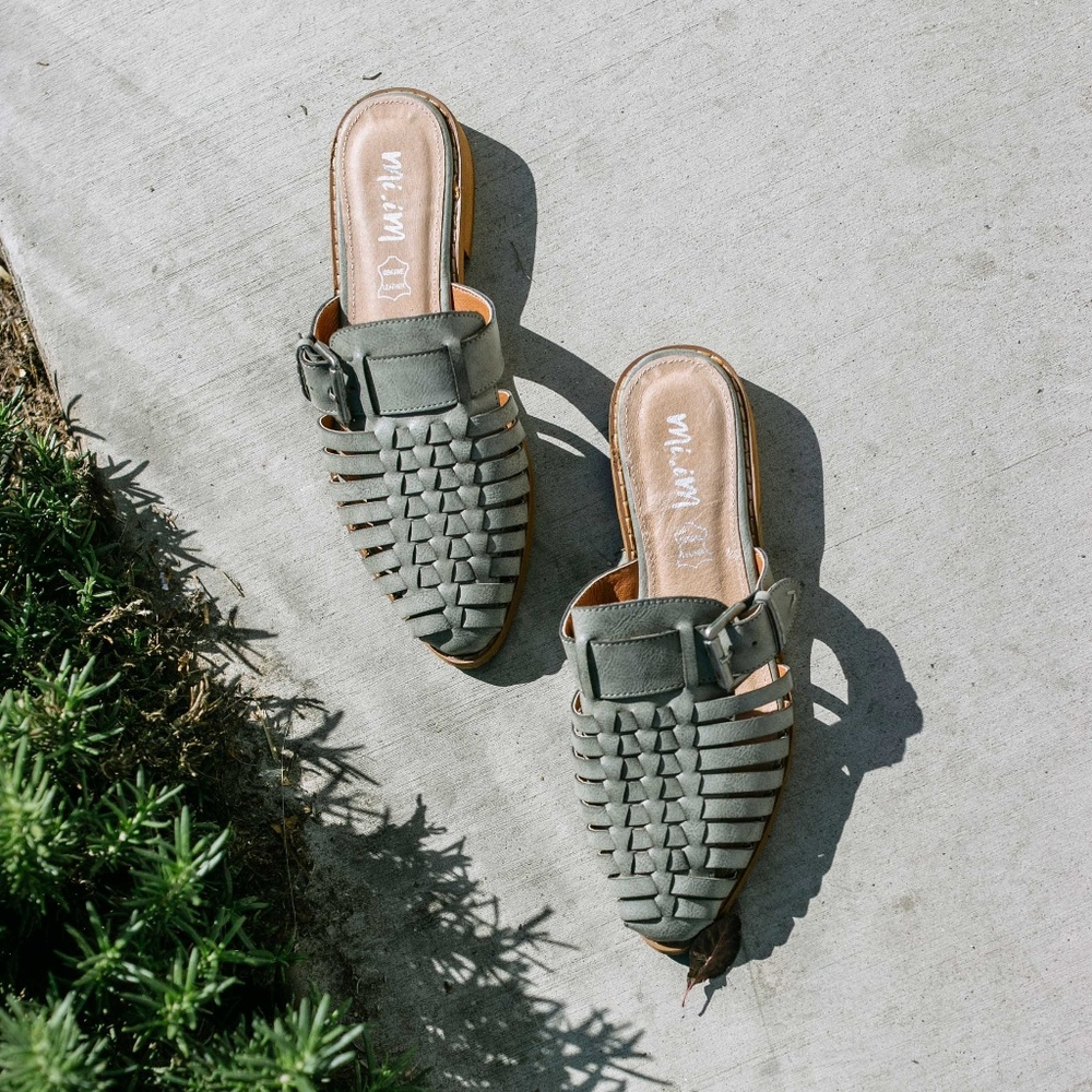 Mi.iM | 'Billie' Closed Toe Strappy Sandal - Picture 2 of 3